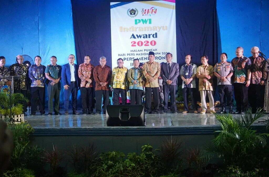 0et-020320-Para penerima penghargaab PWI Indramayu Award bersama panitia forkopimda dan para pebdukung acara