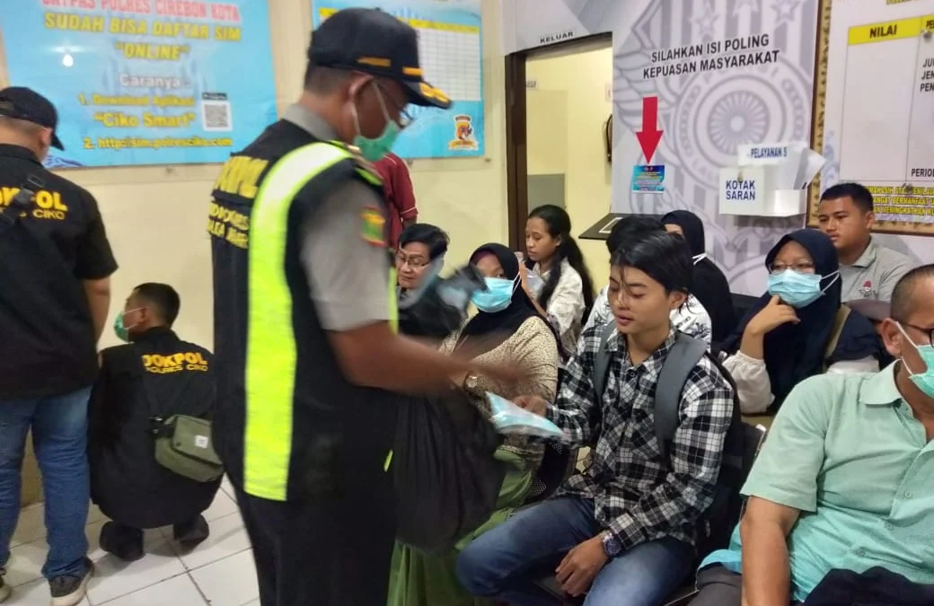 Polres-cirebon-kota-bagikan-masker