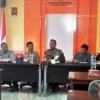 AKBP Lukman Syafri Dandel Malik SIK, saat bersilaturahmi dengan jajaran Komisioner KPU Kuningan, kemarin.