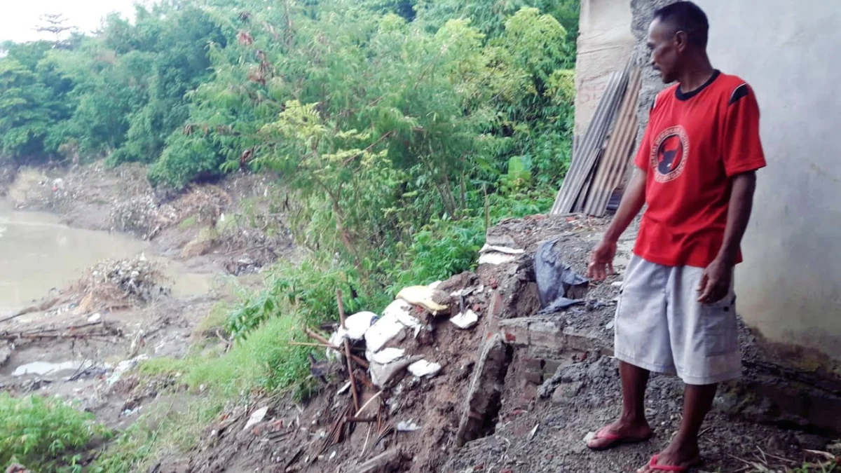 Abrasi Makan Korban Lagi, Terkikis Arus Sungai Cikeuruh, Satu Rumah Ambruk