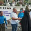 Bupati H Acep Purnama ikut membagikan keranjang sampah kepada pengunjung CFD, dalam rangka HPSN di area CFD, kemarin.