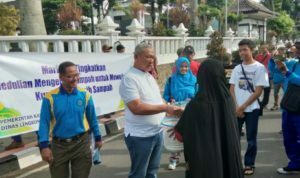 Bupati H Acep Purnama ikut membagikan keranjang sampah kepada pengunjung CFD, dalam rangka HPSN di area CFD, kemarin.