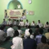 Ketua DPC PKB Kuningan H Ujang Kosasih (kedua dari kiri depan),ikut berdoa dalam acara Nusantara Bershalawat di Pontren Darul Huda PurwasariGarawangi, Senin malam kemarin.