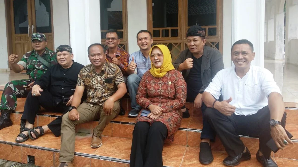 Ketua DPRD Jabar Brigjen TNI (Purn) Taufik Hidayat (kedua dari kanan), foto bersama jajaran Fraksi Gerindra DPRD Kuningan dan pemerintahan Cibuntu, saat berkunjung ke Desa Wisata Cibuntu, kemarin.