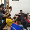 Ketua DPRD Kuningan Nuzul Rachdy memberikan keterangan persterkait DPRD dalam menyikapi pro kontra TNGC vs Tahura, usai rapat Banmus, kemarin.