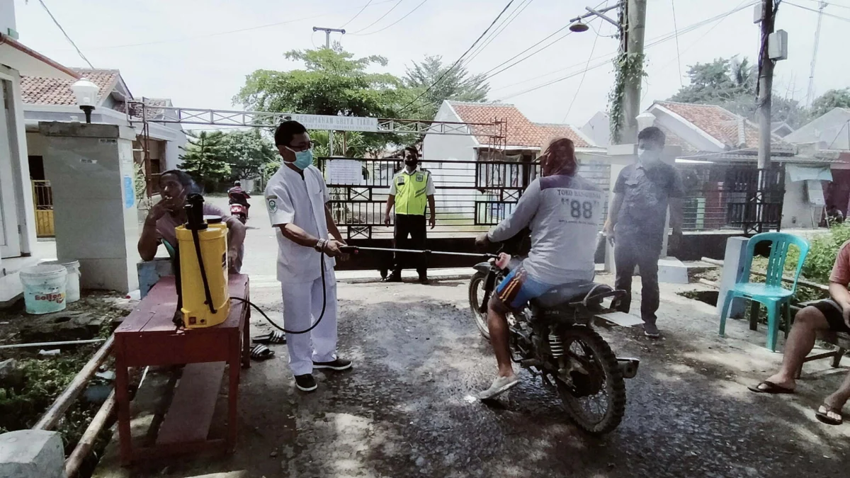 Masuk Perumahan, Warga Disemprot Disinfektan