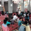 Puluhan anak yatim mendengarkan tausiyah dari pengurus DKM Baiturahim Desa Pajambon Kecamatan Kramatmulya, sebelum acara santunan, kemarin.