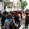 Puluhan pemuda pencinta alam menggelar aksitolak Tahura dengan mengumpulkan koin untuk sumbang PAD di depan PendopoKuningan, saat acara CFD, kemarin. 