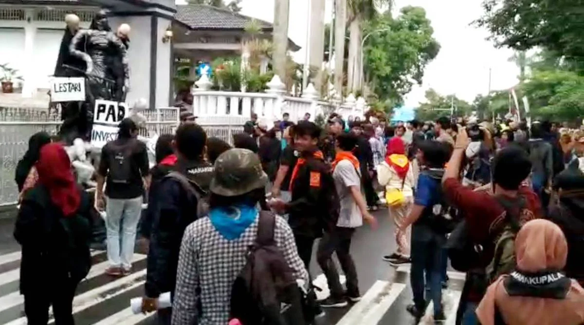 Puluhan pemuda pencinta alam menggelar aksitolak Tahura dengan mengumpulkan koin untuk sumbang PAD di depan PendopoKuningan, saat acara CFD, kemarin. 