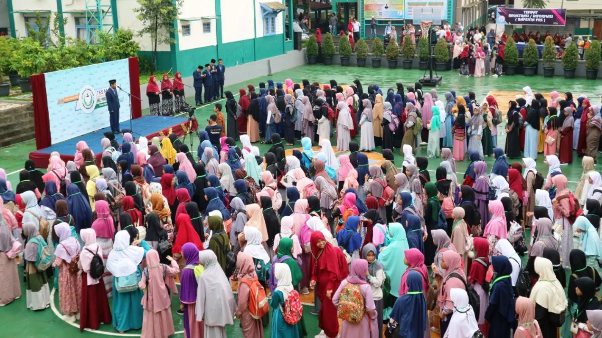 Ratusan calon santri Almultazam mengikuti testerakhir masuk Ponpes Almultazam, sekaligus mengikuti pengumuman hasil tes,kemarin.