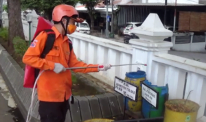 Salah satu petugas sedang melakukan penyemprotan diesinfektan di halaman kantor Pemda Kuningan, dalam rangka antisipasi penyebaran Corona Virus, kemarin.