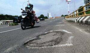 Lubang-Mengancam-di-Flyover-Pegambiran