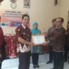 camat roni terima penghargaan