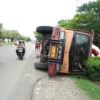 Minggirkan Truk, Malah Terperosok dan Terguling