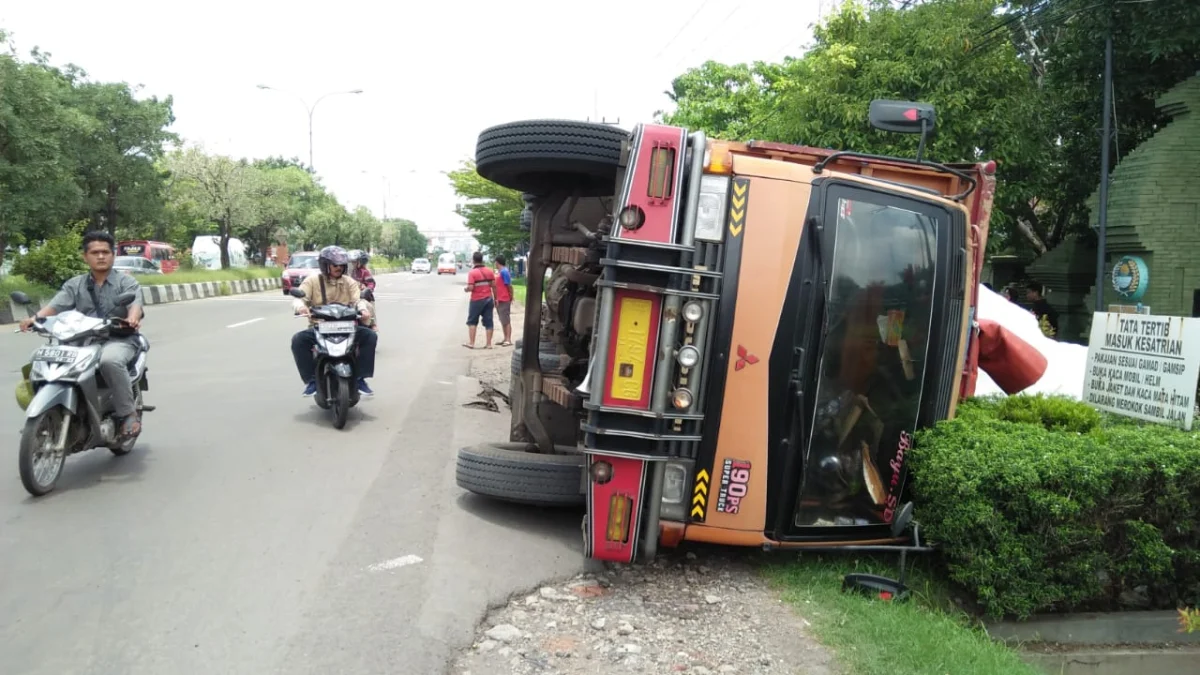 Minggirkan Truk, Malah Terperosok dan Terguling