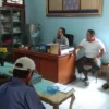 den-Camat dan Warga tengah berdialog