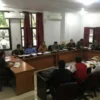 SERIUS: Rapat bersama Komisi IV DPRD Kabupaten Cirebon, Dinas Sosial, Bank BNI, dan TKSK membahas data Keluarga Penerima Manfaat (KPM). Pembahasan terkait adanya temuan peserta Penyaluran Bantuan Pangan Non Tunai (BPNT) yang masih ditemukan pengkoordiniran oleh beberapa e-Waroeng di sejumlah titik lokasi di wilayah Kabupaten Cirebon. FOTO: ILMI YANFAUNNAS/RADAR CIREBON