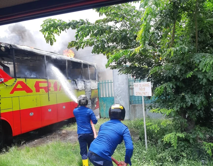 Tersangkut Kabel Listik, Bus Terbakar di Pantura