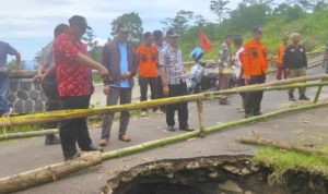 komisi cpantau jalan rusak asromo