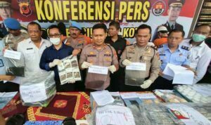 Polisi Ciduk Penjual Tembakau Gorila