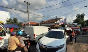 Simpang Empat Jalan Antasari Semrawut