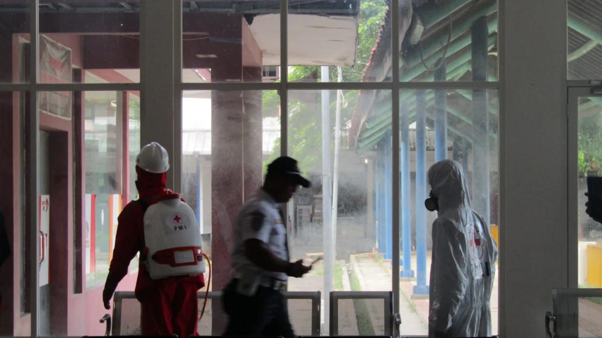 penyemprotan-disinfektan-terminal-harjamukti