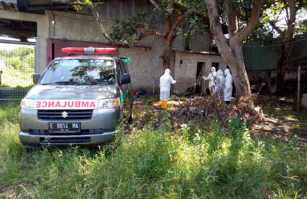 Berjuang untuk Tetap Latihan di Tengah Pandemi Covid-19 evakuasi mayat-bos-rongsok-gunakan-apd-lengkap
