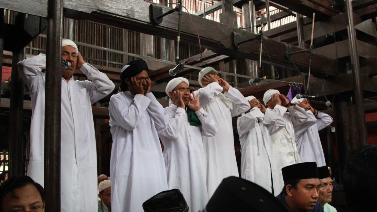 azan-pitu-masjid-agung-sang-cipta-rasa
