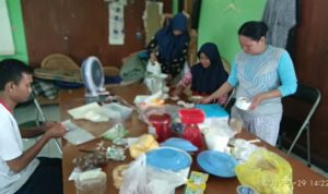 penyandang-disabilitas-produksi-kue