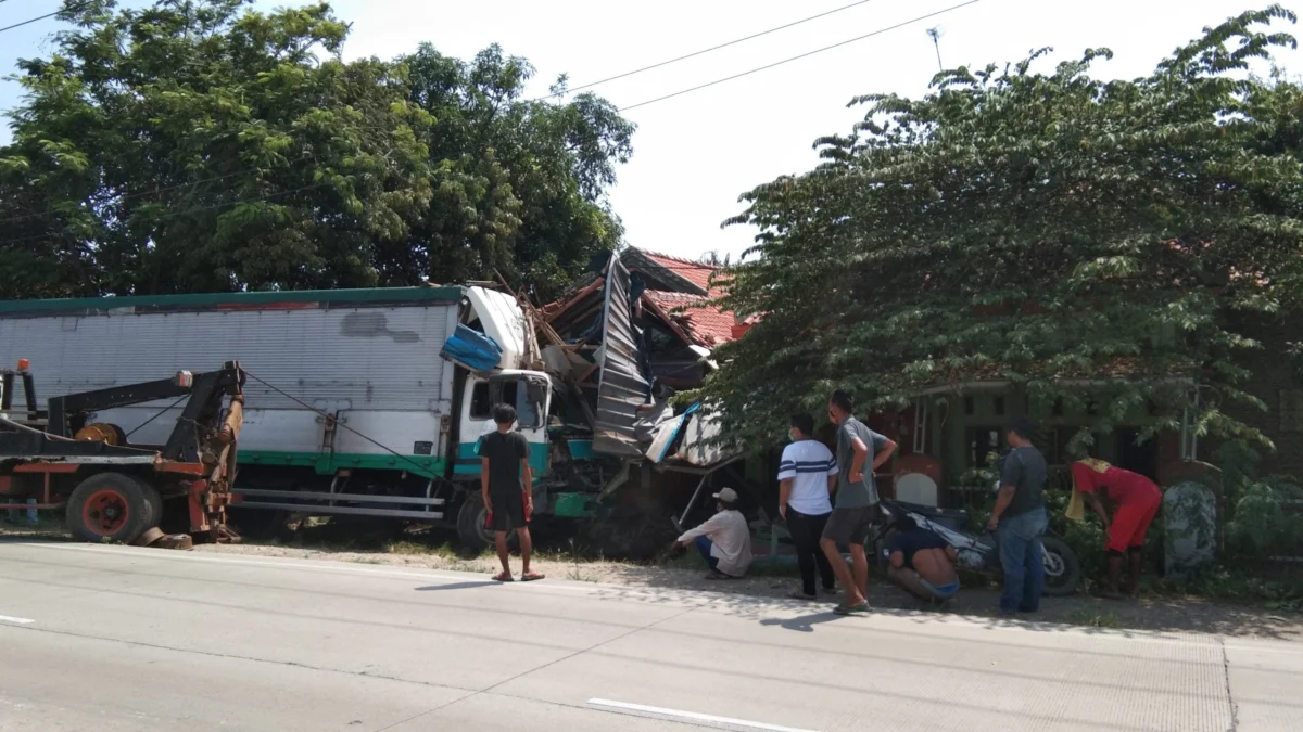 Sopir Diduga Ngantuk, Truk Seruduk Rumah Warga