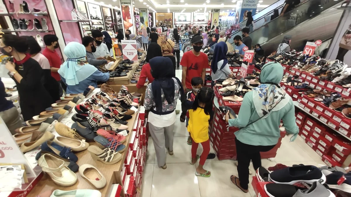 warga-belanjad-di-mall-kota-cirebon