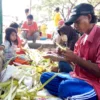 Pedagang Kulit Ketupat Untung meski saat Wabah Covid-19