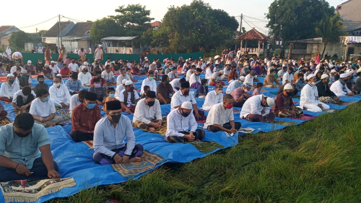 Khidmat, Warga Griya Caraka Salat Id di Lapangan