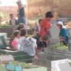 Warga Tetap Nyekar ke Makam Keluarga