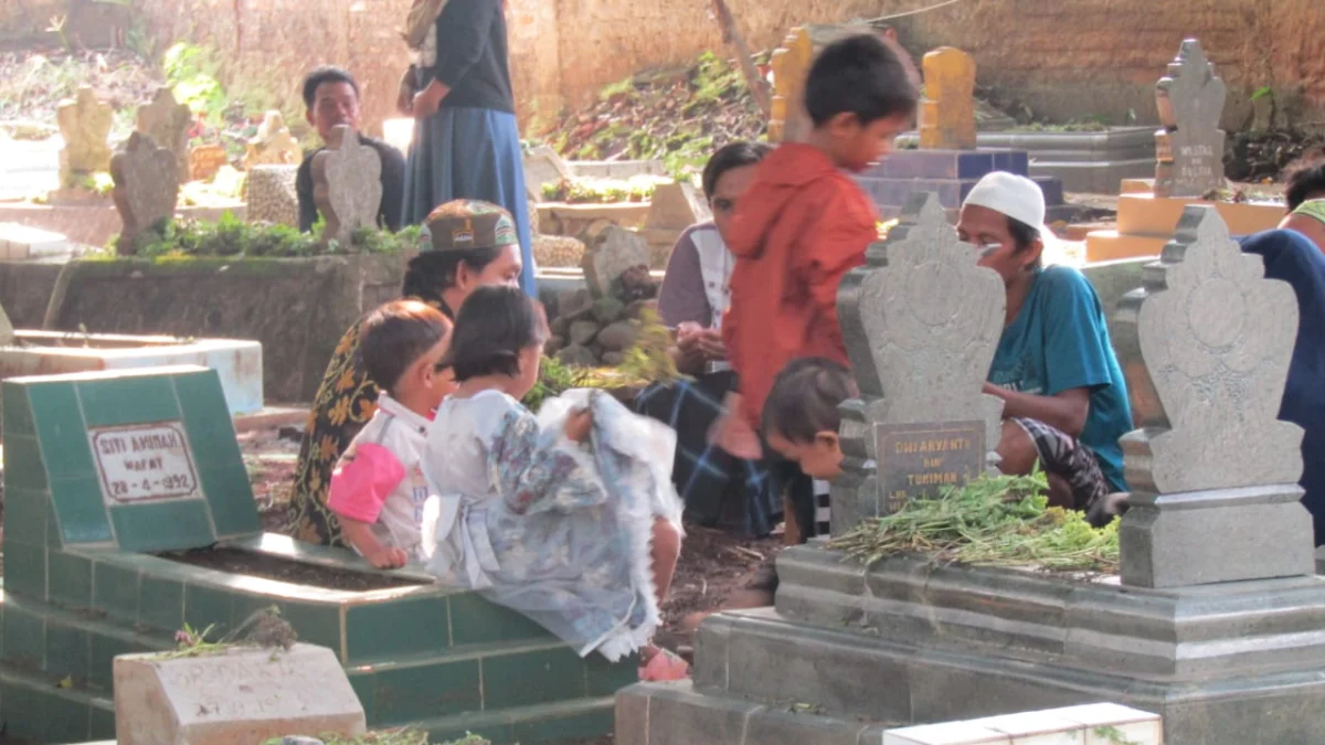 Warga Tetap Nyekar ke Makam Keluarga Warga Tetap Nyekar ke Makam Keluarga