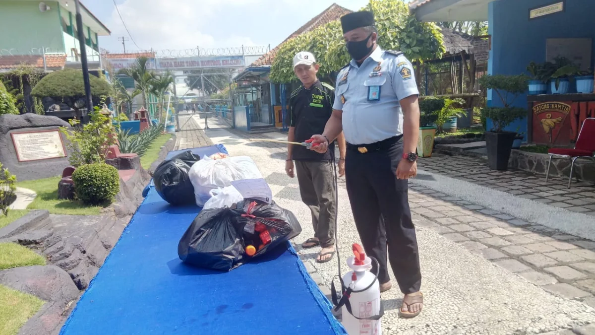 Di Lapas Klas 1 Cirebon, Kunjungan Dilakukan Secara Online, Bungkusan Makanan Disemprot dan Dijemur 15 Menit Di Lapas Klas 1 Cirebon, Kunjungan Dilakukan Secara Online, Bungkusan Makanan Disemprot dan Dijemur 15 Menit