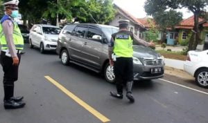 Pos Pam Sampora Kuningan Periksa Kendaraan Tujuan Luar Kota