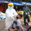 Gugus Tugas Lakukan Swab Test Covid-19 di Pasar Baru