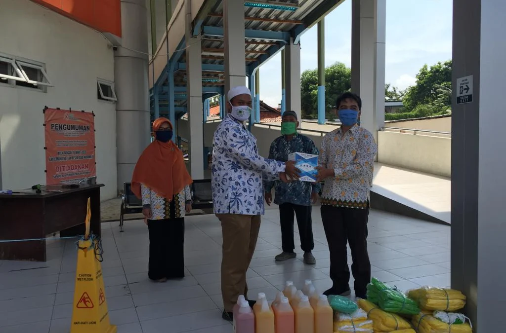 YRM Kepolo Singaraja Bagikan APD bagi Perawat YRM Kepolo Singaraja Bagikan APD bagi Perawat