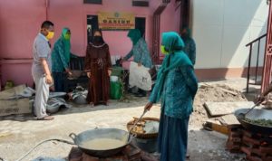 pkk-bagikan-seribu-nasi-bungkus