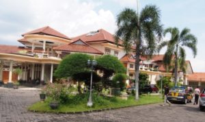 Perampokan Bos Aneka Sandang, Rolex Diembat rumah_bos_aneka_sandang_kumparan