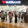 warga-antre-di-matahari-csb-mall-cirebon