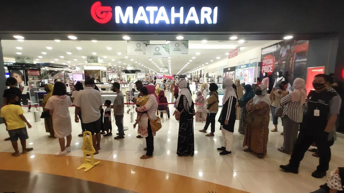 warga-antre-di-matahari-csb-mall-cirebon