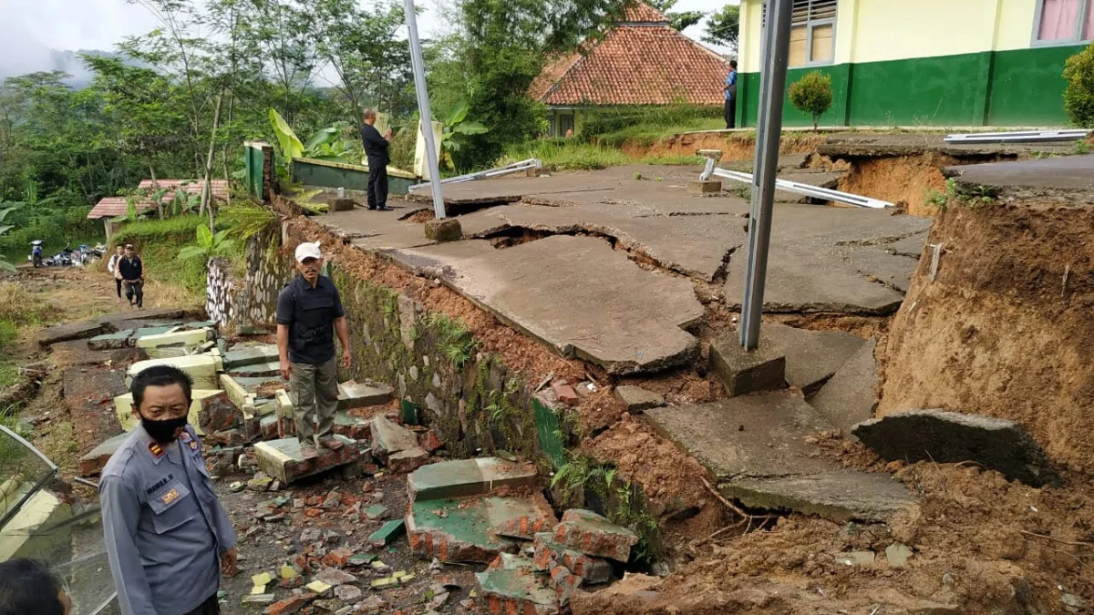 Longsor Terjang Tiga Kecamatan