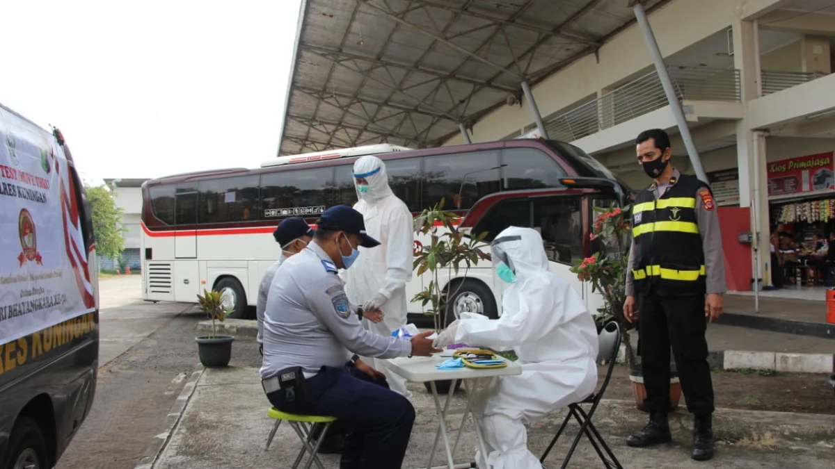 Giliran Warga Terminal Kertawangunan Jalani Rapid Test Giliran Warga Terminal Kertawangunan Jalani Rapid Test