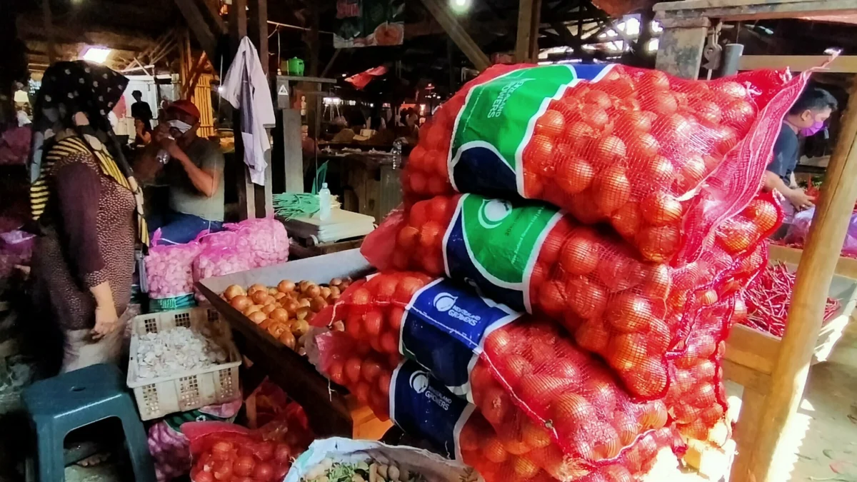 Harga Bawang Putih dan Bombay Anjlok