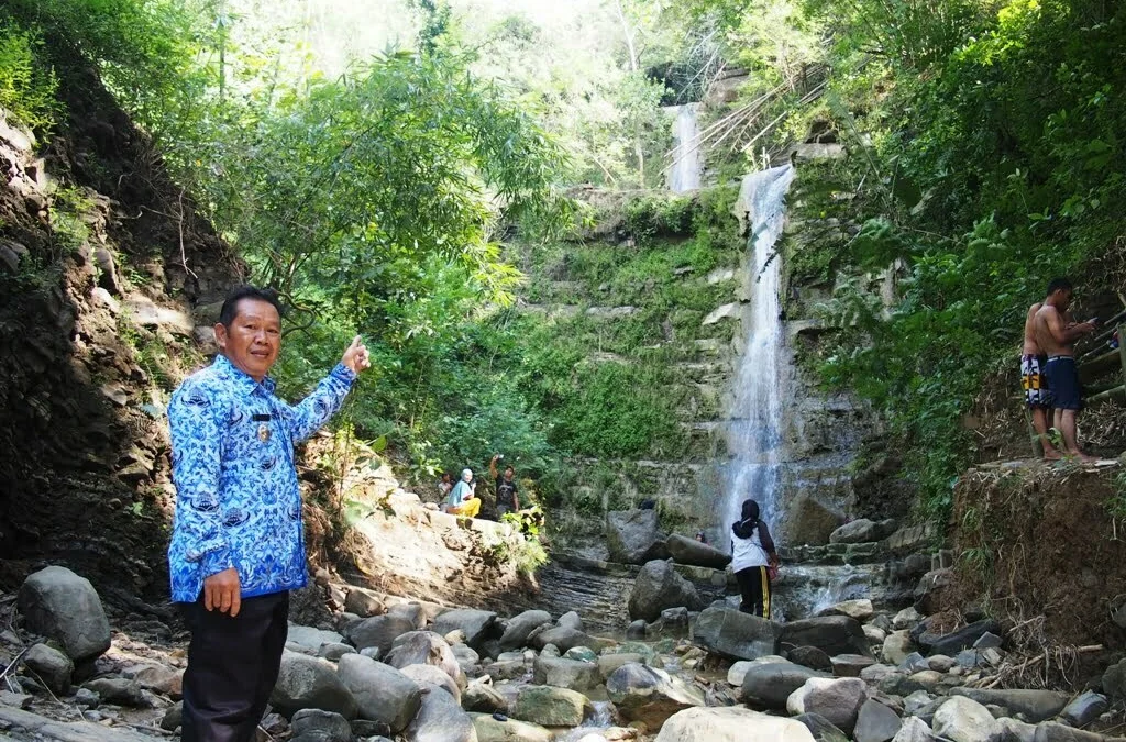 Mengunjungi Curug Cikabuyutan di Desa Cikahuripan