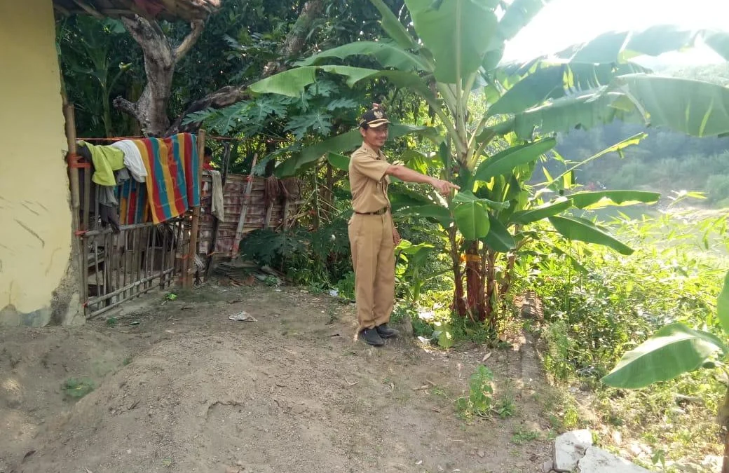 Longsor Ancam Empat Rumah Warga den-Longsor Ancam 4 Rumah
