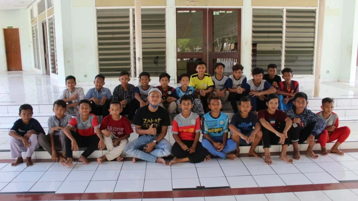 Pemain Persib Bandung Berbagi Pengalaman di Cirebon Pemain Persib Bandung Berbagi Pengalaman di Cirebon