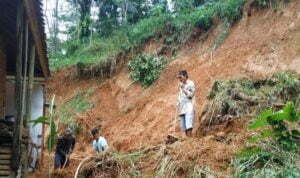 Tiga Dusun di Desa Mandapajaya Terisolir